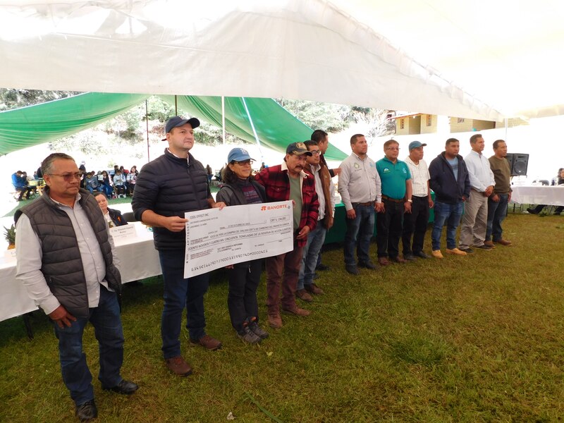 Cheque simbólico por la compra de 194,050 CRT´s de Carbono