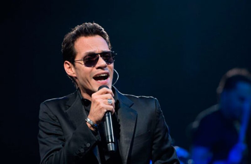 Cantante puertorriqueño Ricky Martin cantando en concierto