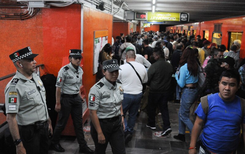 Aglomeración de personas en el metro de la Ciudad de México