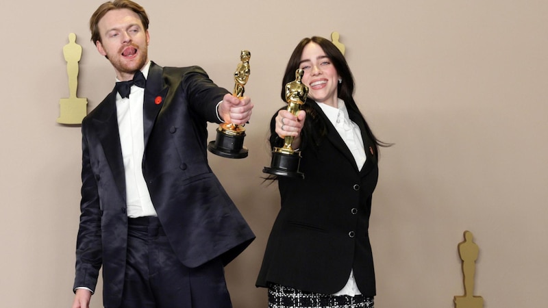 Los actores Timothée Chalamet y Billie Eilish posan con sus premios Óscar en la alfombra roja de los Premios de la Academia 2020.