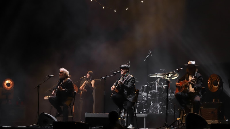 Un grupo de músicos tocando en un concierto