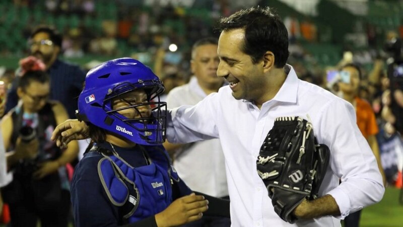 Jugadora de béisbol recibe un premio de un político