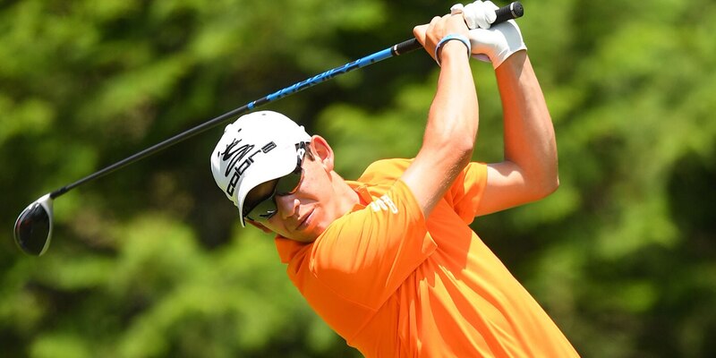 Golfista masculino joven jugando un torneo