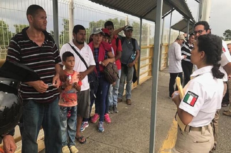Migrantes esperan en la frontera para solicitar asilo en México