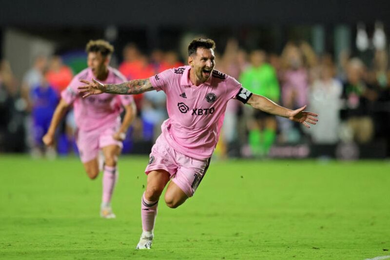 Jugador de fútbol celebra un gol