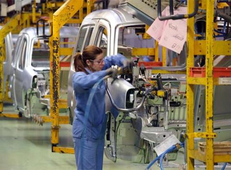 Mujer trabajando en una fábrica de automóviles