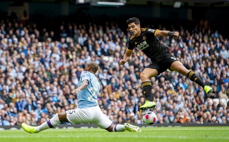 Raúl Jiménez marcando un gol para el Wolverhampton