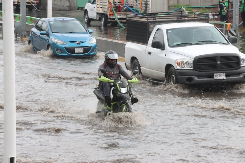 Un encharcamiento se registró esta mañana en el cruce del Gran Canal y Periférico Río de los Remedios luego de las constantes lluvias registradas durante la madrugada.