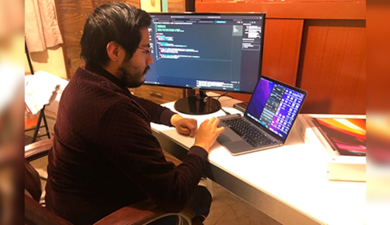 Un programador trabajando en su ordenador