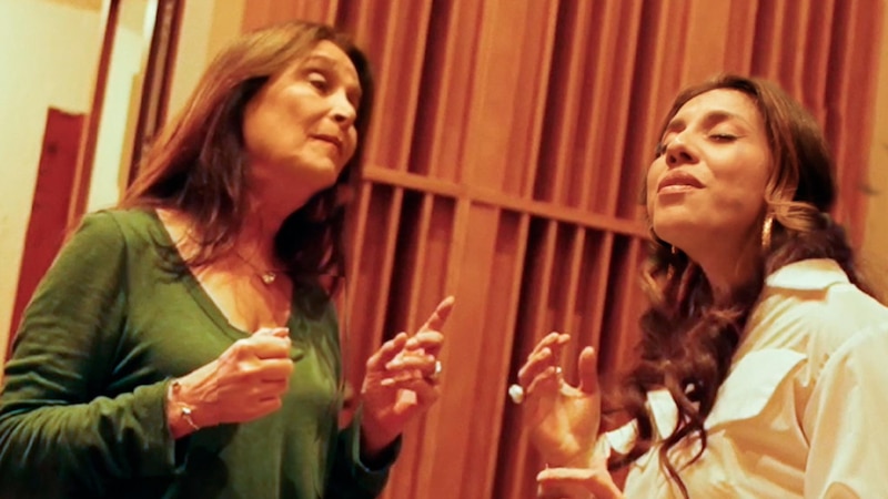 Dos mujeres cantando