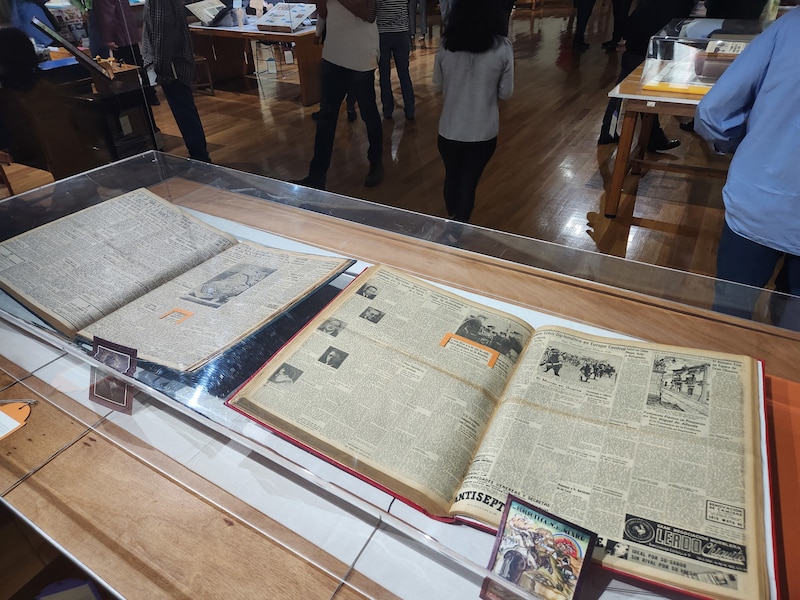 Exposición de periódicos antiguos en una biblioteca