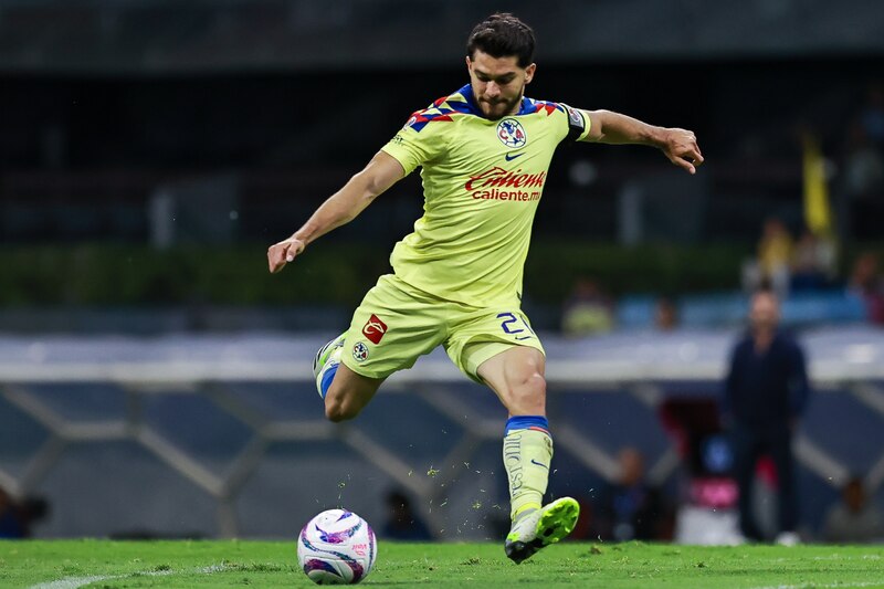 Jugador de fútbol dispara el balón