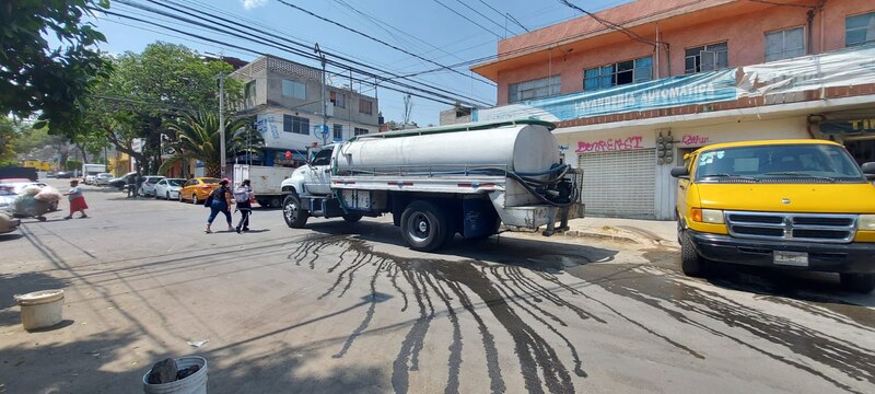 Fuga de agua en la calle