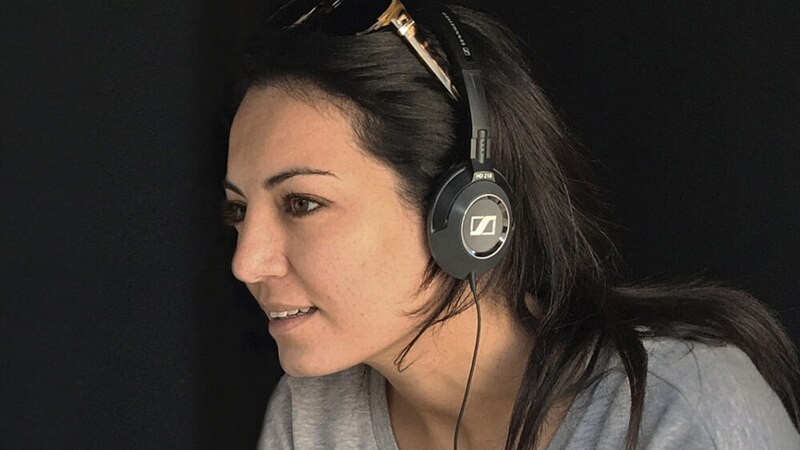 Mujer joven con auriculares
