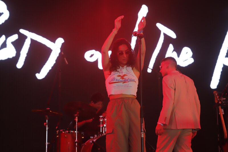 Becky G cantando en concierto