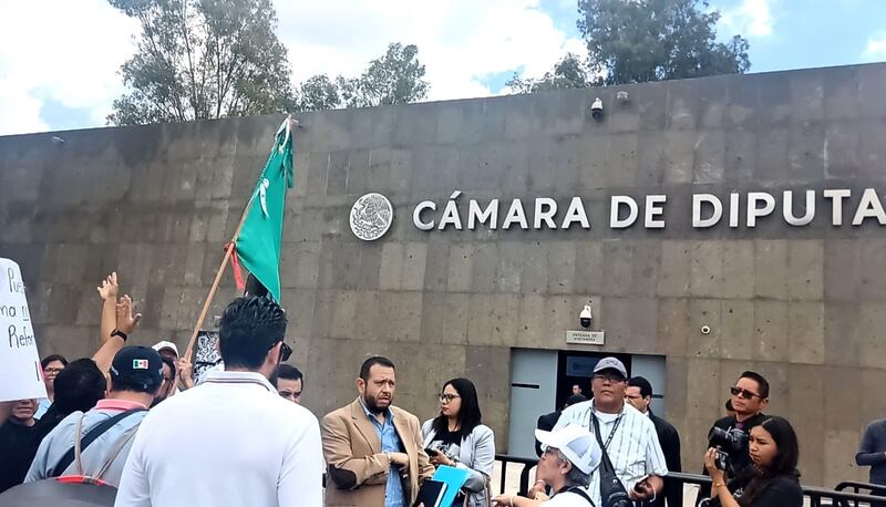 Posible título:
 Diputados mexicanos protestan contra la violencia de género