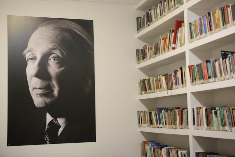 El escritor argentino Jorge Luis Borges en su biblioteca personal.