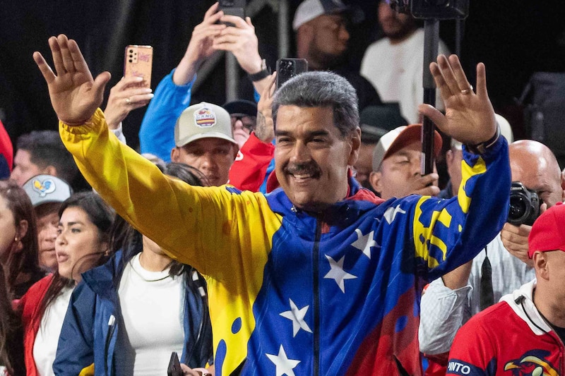 El presidente Nicolás Maduro saluda a sus seguidores durante un acto político.