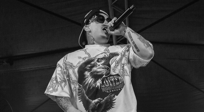 Ozuna cantando en concierto