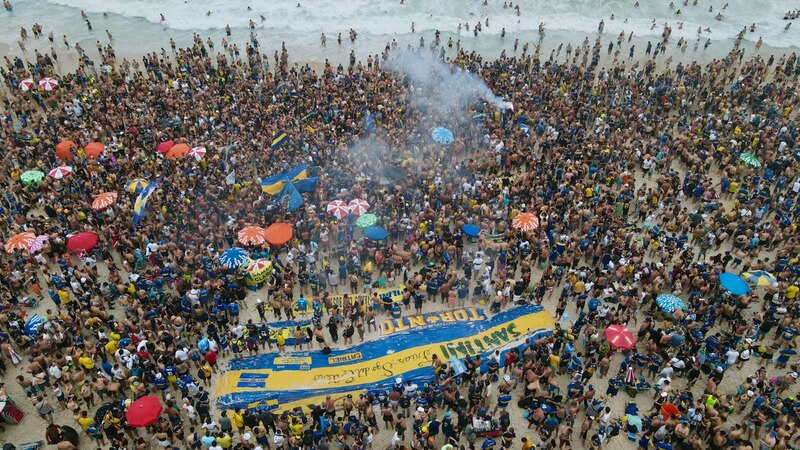 Multitud de personas en la playa