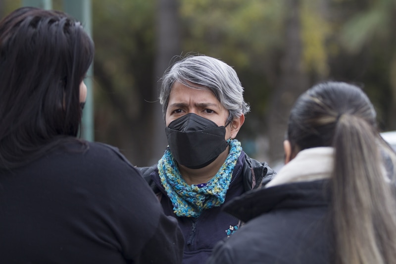 Mujer con mascarilla en la calle