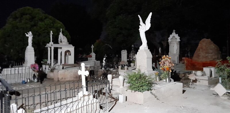 Cementerio en la noche