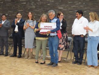 Entregan apoyos económicos a autoridades auxiliares para festejos comunitarios en Texcoco