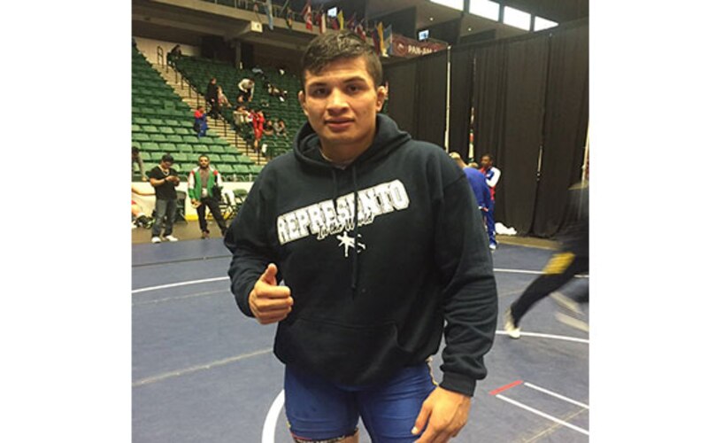 Joven luchador en pose de victoria
