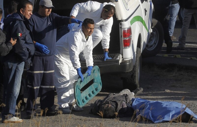 Levantamiento de un cuerpo en la escena de un crimen