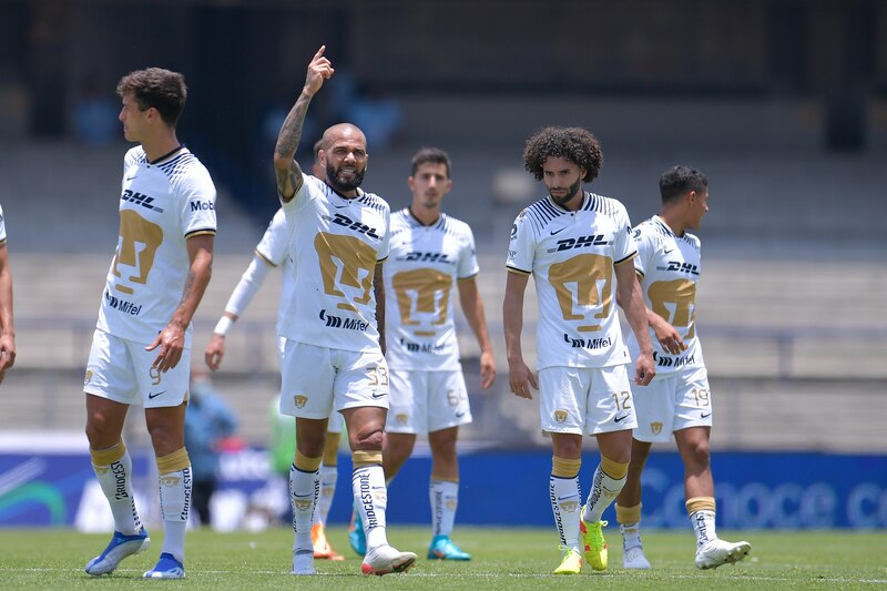Jugadores de fútbol celebrando un gol