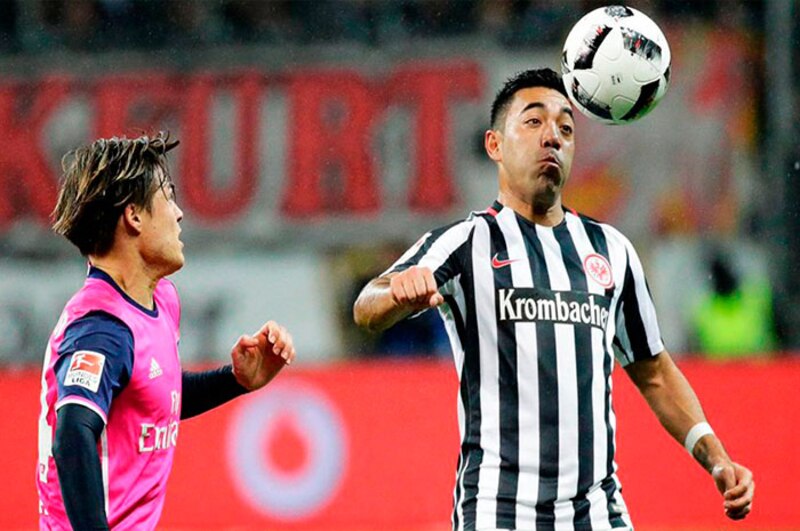 El delantero del Eintracht Frankfurt, Makoto Hasebe, lucha por el balón con el defensa del Bayer Leverkusen, Tin Jedvaj.