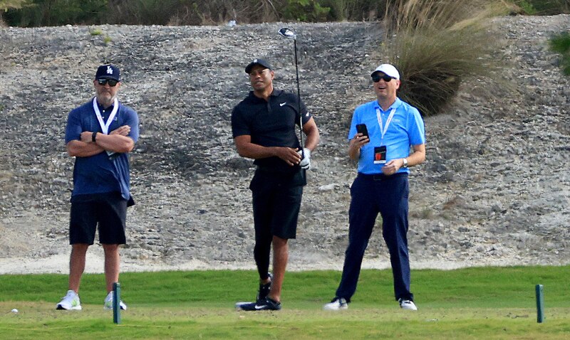 Tiger Woods, junto a sus amigos, en el green del hoyo 18 del Augusta National Golf Club