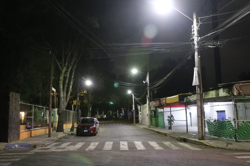 Calle oscura en la noche
