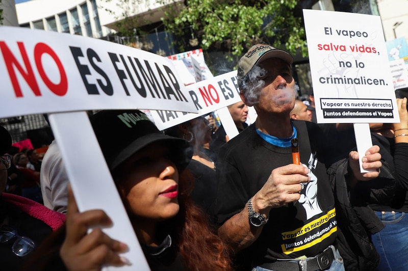 Usuarios de vapeadores se manifestaron afuera del Senado de la República para protestar en contra de la prohibición de dichos aparatos.