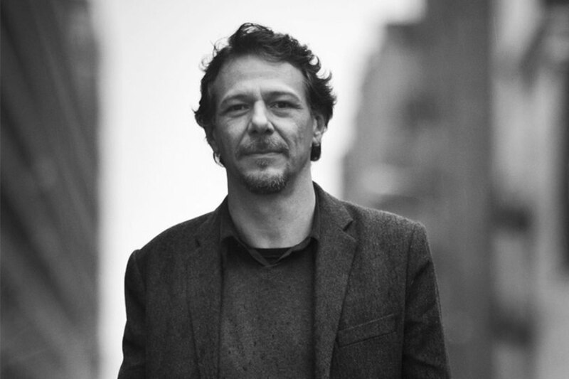 Retrato de un hombre en blanco y negro
