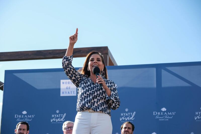 La alcaldesa de Miami-Dade, Daniella Levine Cava, pronuncia un discurso en la inauguración del nuevo hotel Hyatt Centric Brickell.
