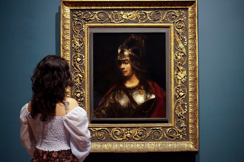 Mujer mirando un cuadro en un museo