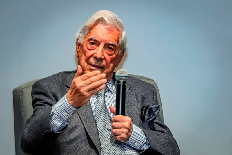 El escritor Mario Vargas Llosa durante una entrevista.