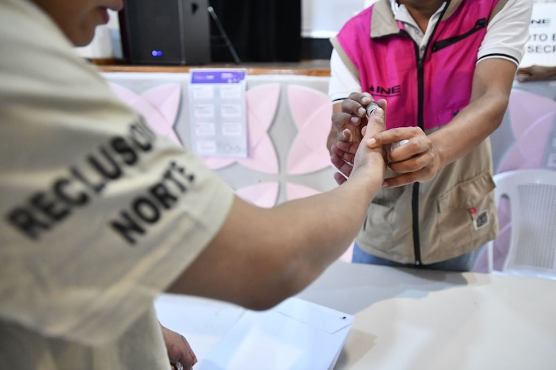 Elecciones en México: un ciudadano emite su voto