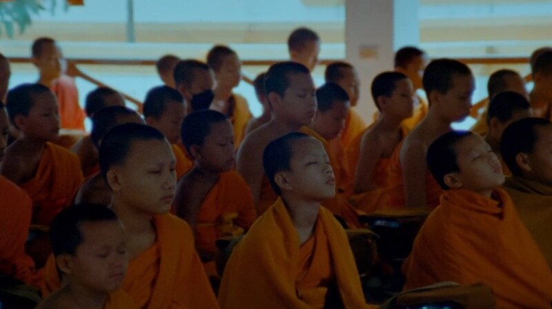 Jóvenes monjes budistas en meditación