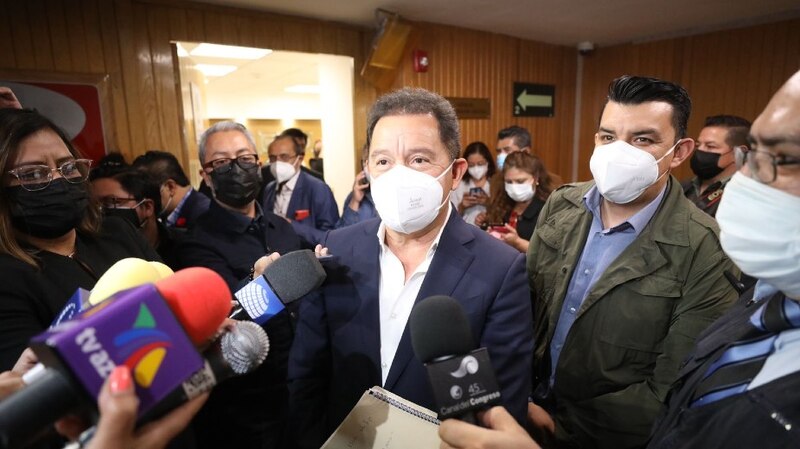 El presidente electo de Chile, Gabriel Boric, saluda a sus partidarios tras su victoria en las elecciones presidenciales.