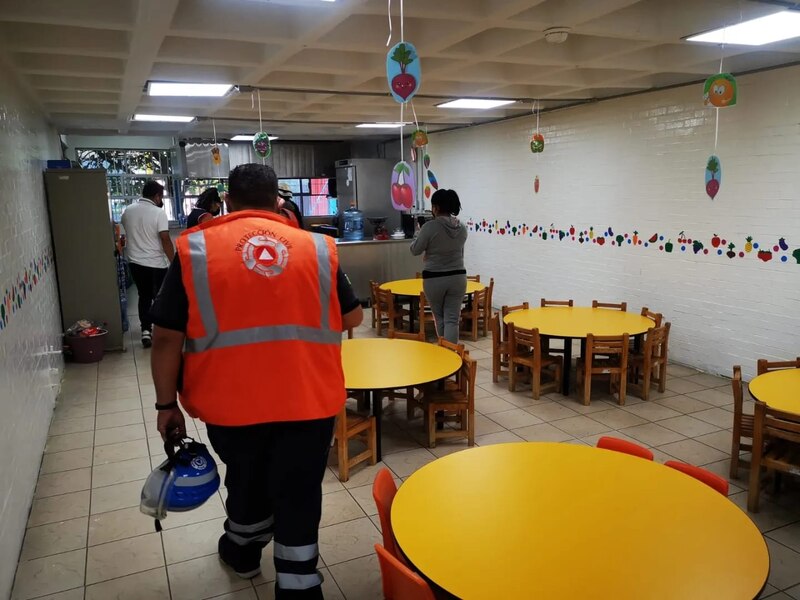 Un comedor escolar vacío
