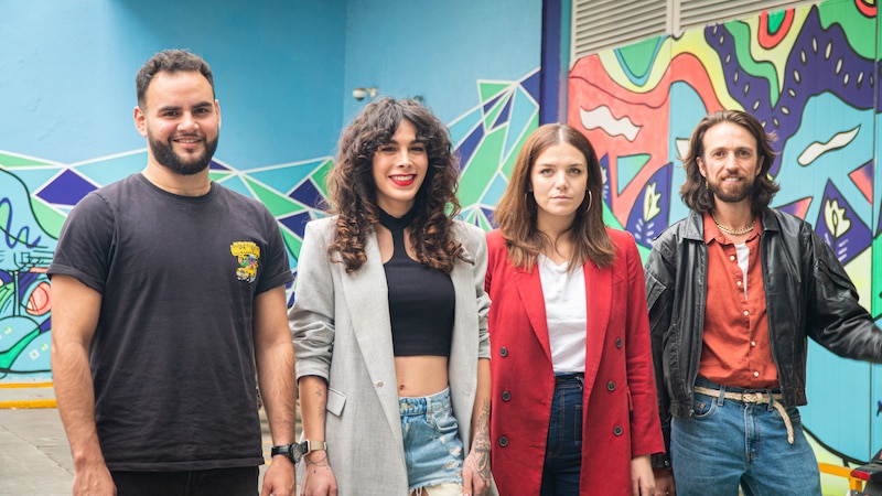 Jóvenes sonrientes posando para una foto