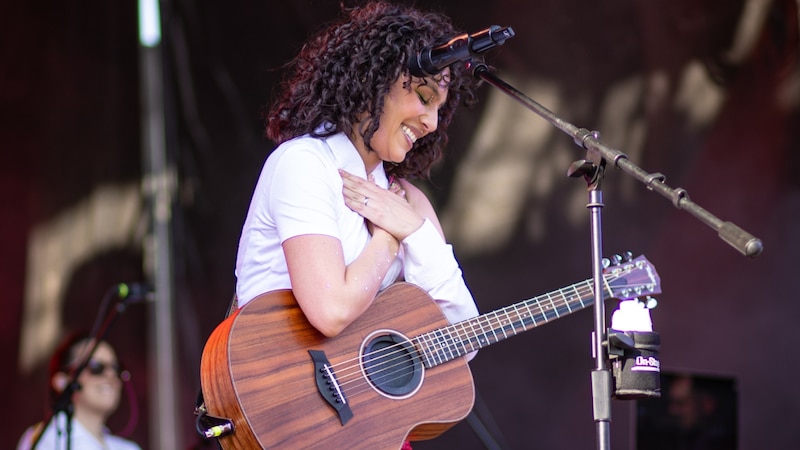 Cantante tocando la guitarra acústica en un concierto