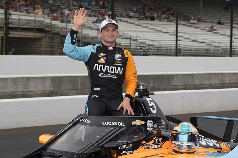 El piloto de Arrow McLaren SP, Pato O'Ward, celebra su victoria en las 500 Millas de Indianápolis.