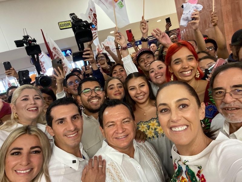 El presidente López Obrador se reúne con jóvenes en el Aeropuerto Internacional de la Ciudad de México