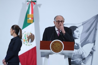 México vacunará a migrantes y amplía campaña a 49 años para contener brote de sarampión