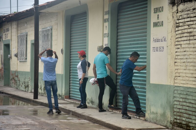 Personas esperando en la puerta de un negocio
 Clientes esperando para entrar a una tienda
 Personas haciendo fila para entrar a un local
 Gente esperando para ser atendida
 Pacientes esperando en la puerta de una clínica
 Personas esperando en la ventanilla de un banco
 Clientes esperando para pagar en una caja
 Personas esperando para entrar a un restaurante
 Gente esperando para subir a un autobús
 Personas esperando para cruzar la calle