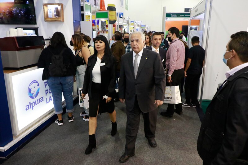 El presidente de México, Andrés Manuel López Obrador, visita una exposición de productos alimenticios.