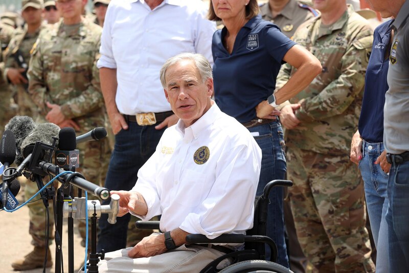 El gobernador de Texas, Greg Abbott, habla con los periodistas sobre la seguridad fronteriza.